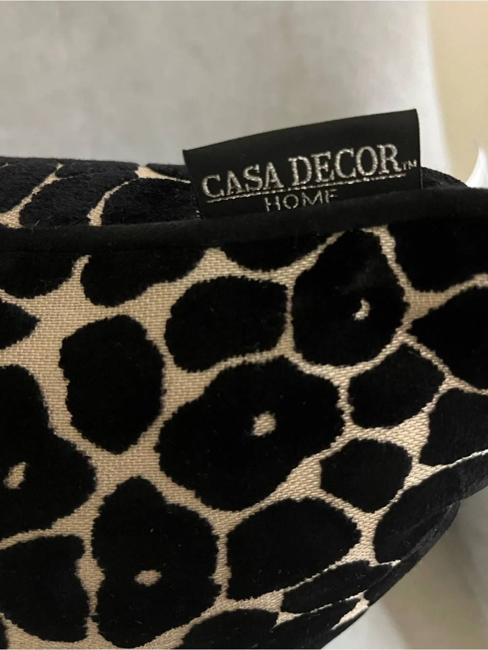 2-NWT CASA DECOR CUT VELVET LEOPARD DESIGN DECORATIVE PILLOWS